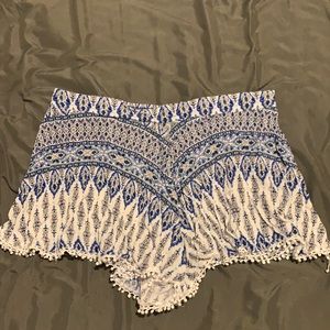 En Creme size large printed flowy shorts